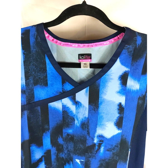 Koi Lite Stretch Women's Scrub Top Size XS Blue Stripe No Iron - Picture 2 of 8
